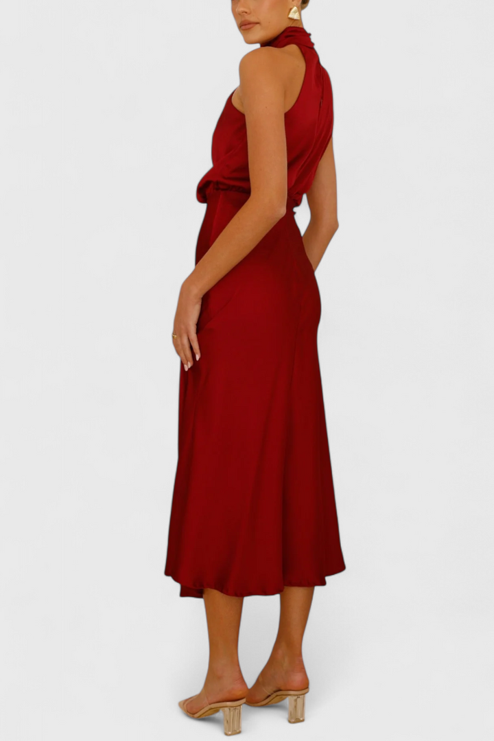 Vestido Elegante Rina con Cuello Halter y Drapeado