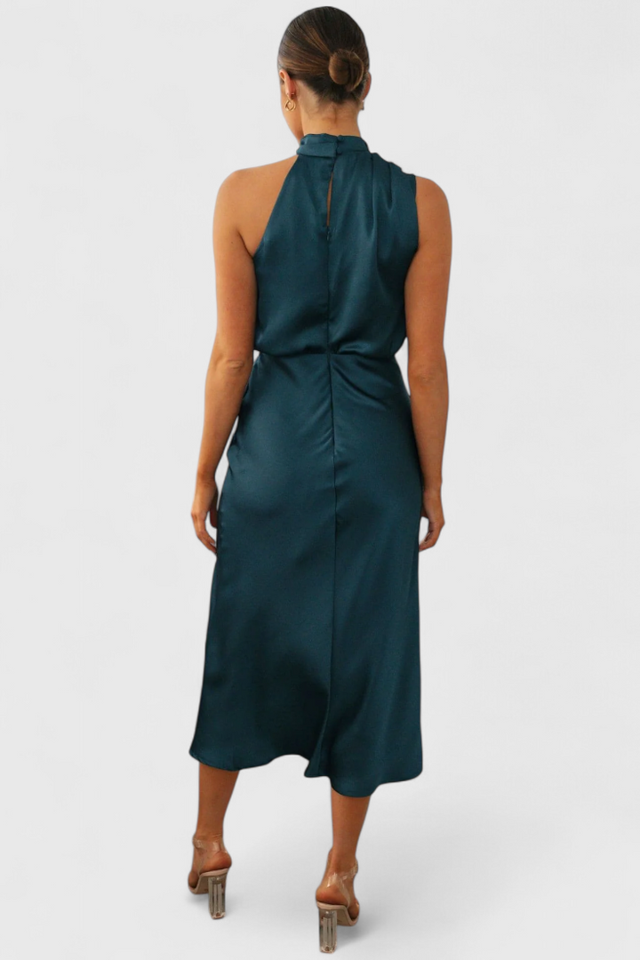 Vestido Elegante Rina con Cuello Halter y Drapeado