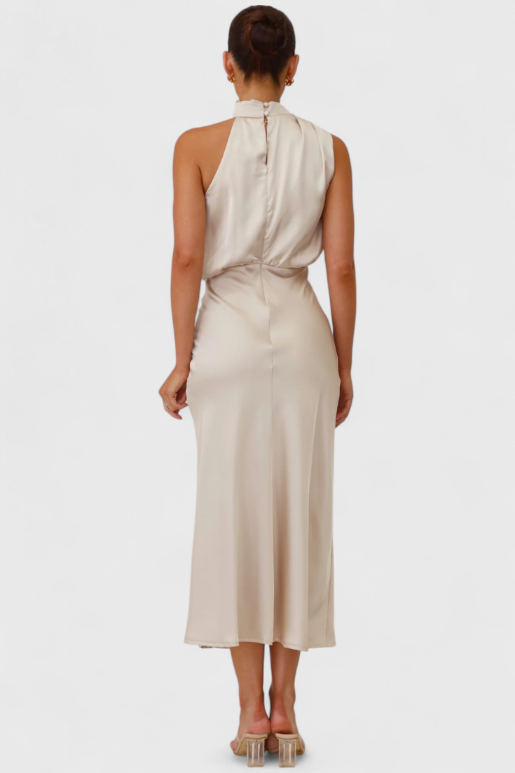 Vestido Elegante Rina con Cuello Halter y Drapeado