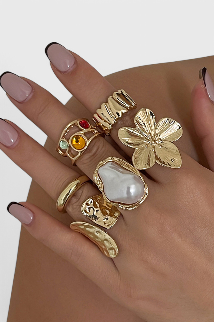 Anillo Abierto de Perla en Diseño de Flor Líquida