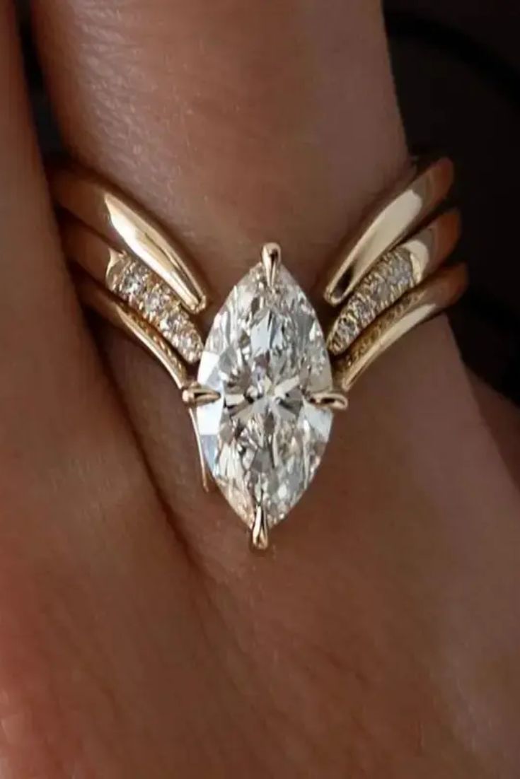 Anillo de Oro con Diseño de Gota