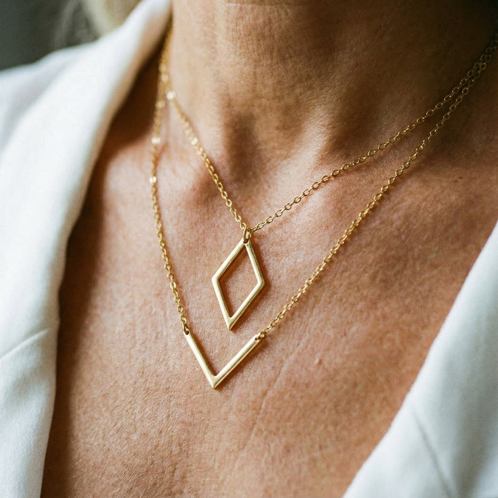 Collar Chic con Colgante Geométrico en Forma de V