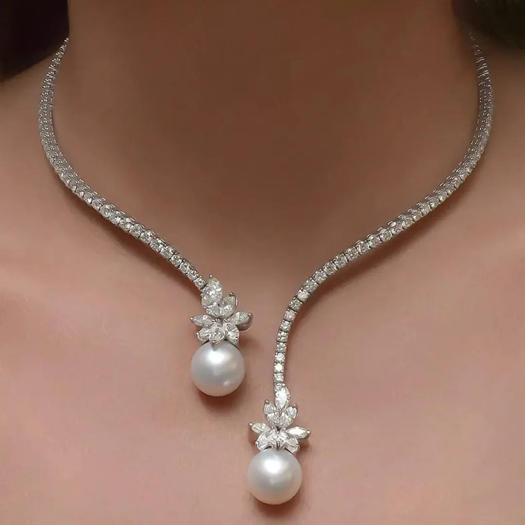 Elegante collar de perlas brillantes en plata