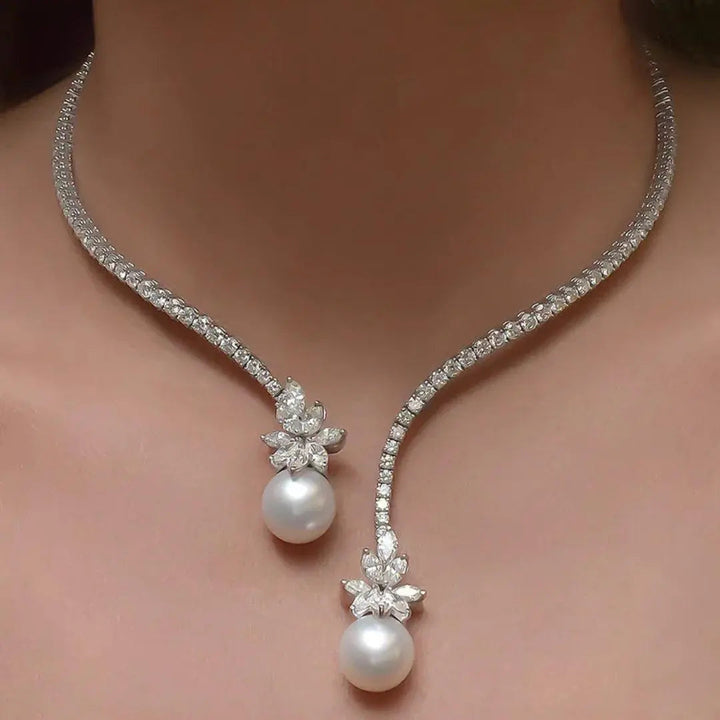 Elegante collar de perlas brillantes en plata