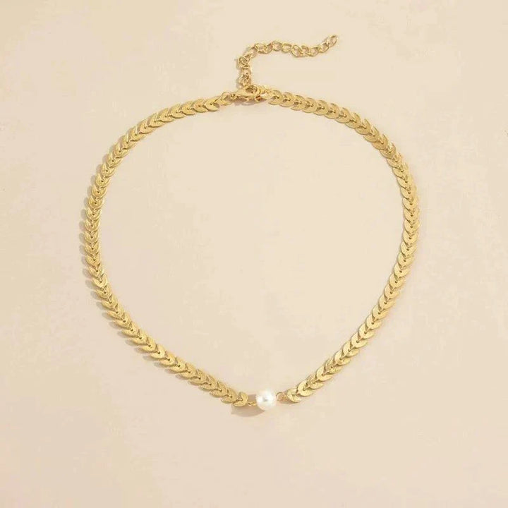 "Collar Griego con Perla en Oro" can be rewritten as "Collar de Estilo Griego con Perla Dorada".
