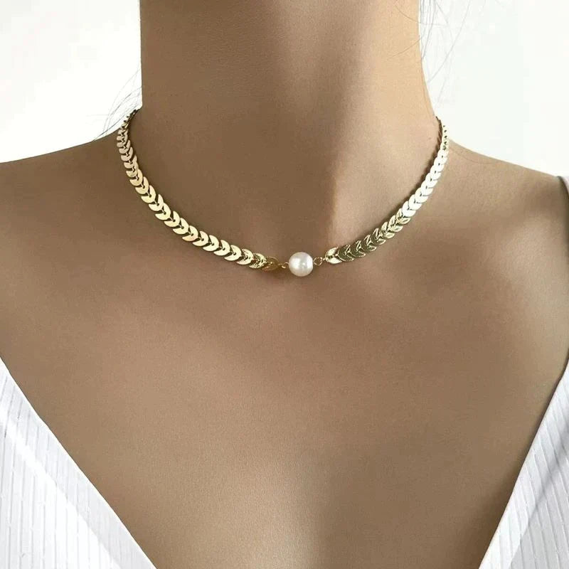 "Collar Griego con Perla en Oro" can be rewritten as "Collar de Estilo Griego con Perla Dorada".