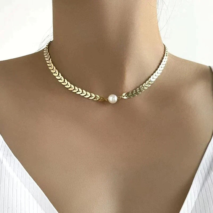 "Collar Griego con Perla en Oro" can be rewritten as "Collar de Estilo Griego con Perla Dorada".