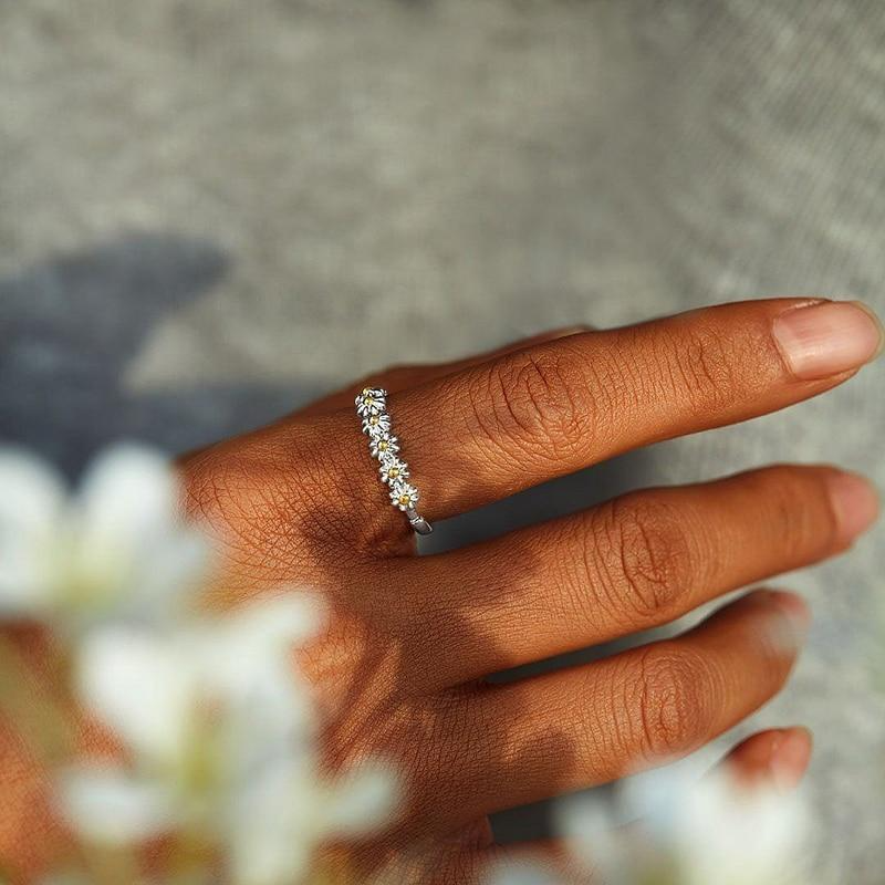 Anillo de plata ajustable con esmaltes pintados a mano y diseño de margaritas