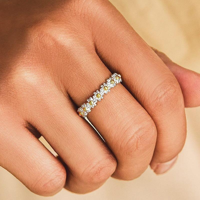Anillo de plata ajustable con esmaltes pintados a mano y diseño de margaritas