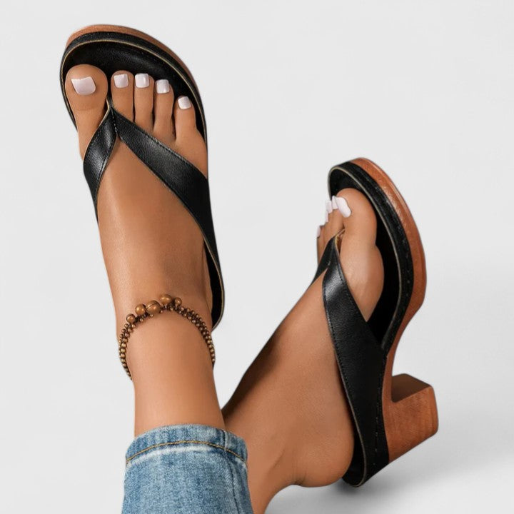 Bernarda™ | Sandalia de Tacón Bloque con Diseño de Tira entre Dedos
