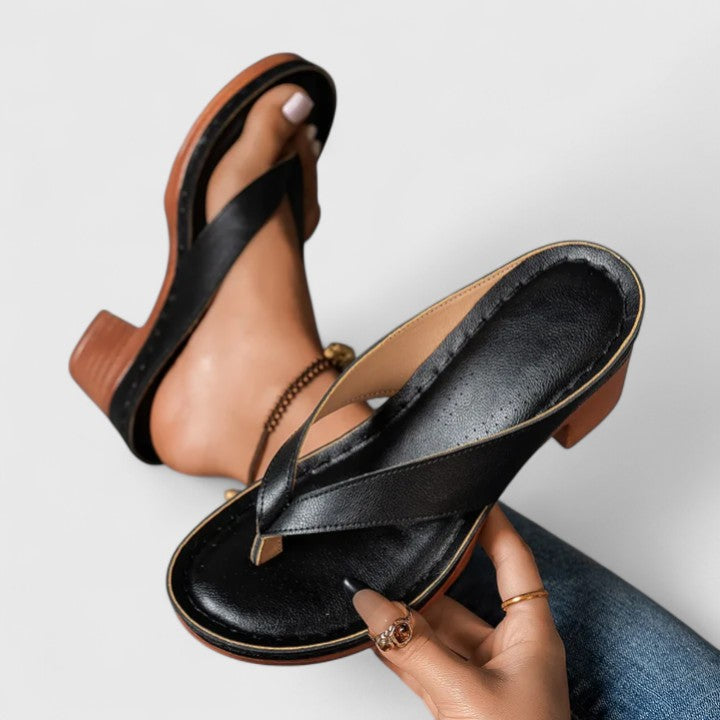 Bernarda™ | Sandalia de Tacón Bloque con Diseño de Tira entre Dedos