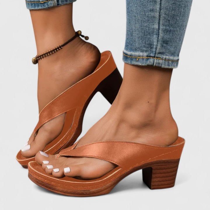 Bernarda™ | Sandalia de Tacón Bloque con Diseño de Tira entre Dedos