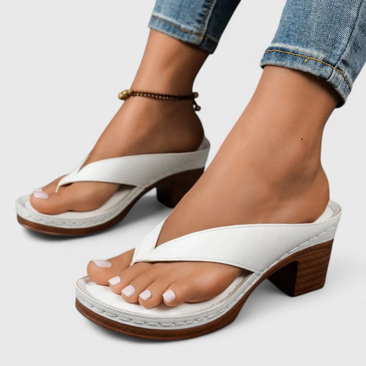 Bernarda™ | Sandalia de Tacón Bloque con Diseño de Tira entre Dedos