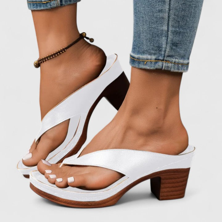 Bernarda™ | Sandalia de Tacón Bloque con Diseño de Tira entre Dedos