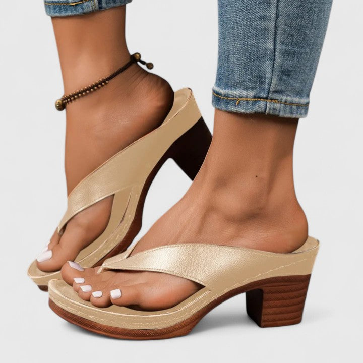 Bernarda™ | Sandalia de Tacón Bloque con Diseño de Tira entre Dedos