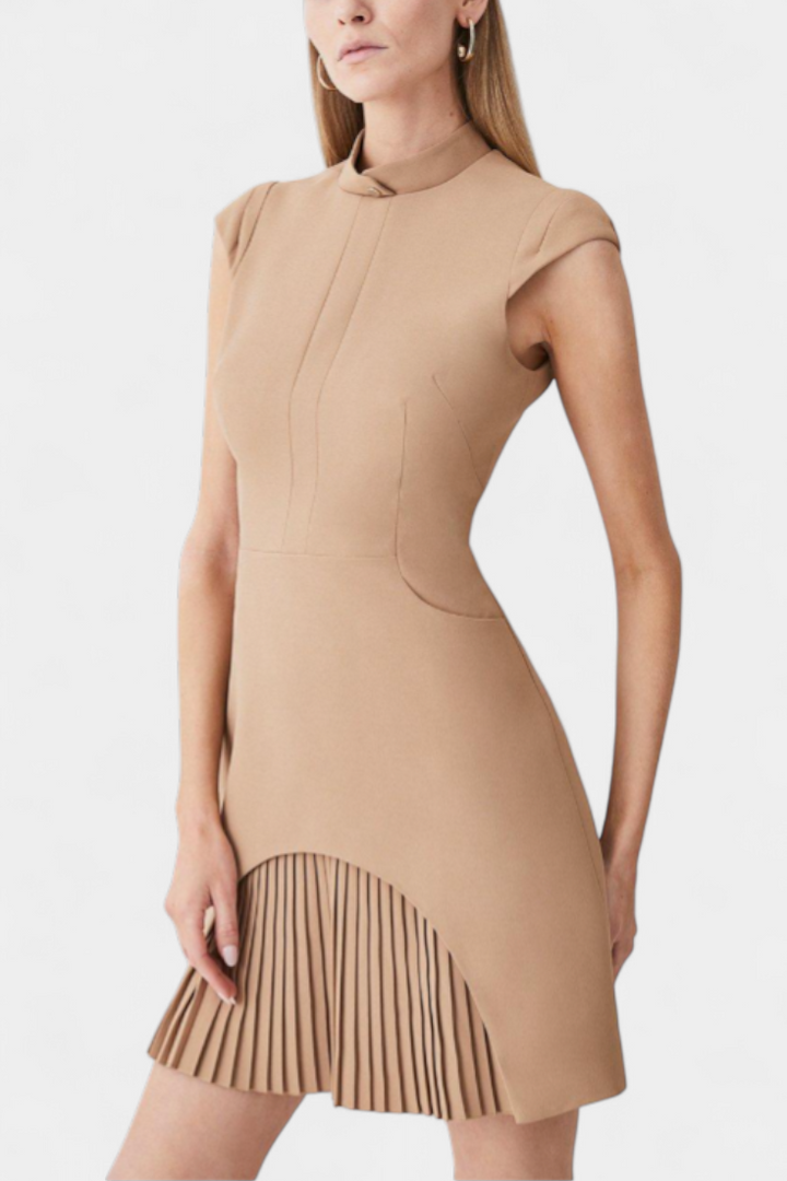 Mini Vestido Karen con Cuello Alto y Detalles Plisados