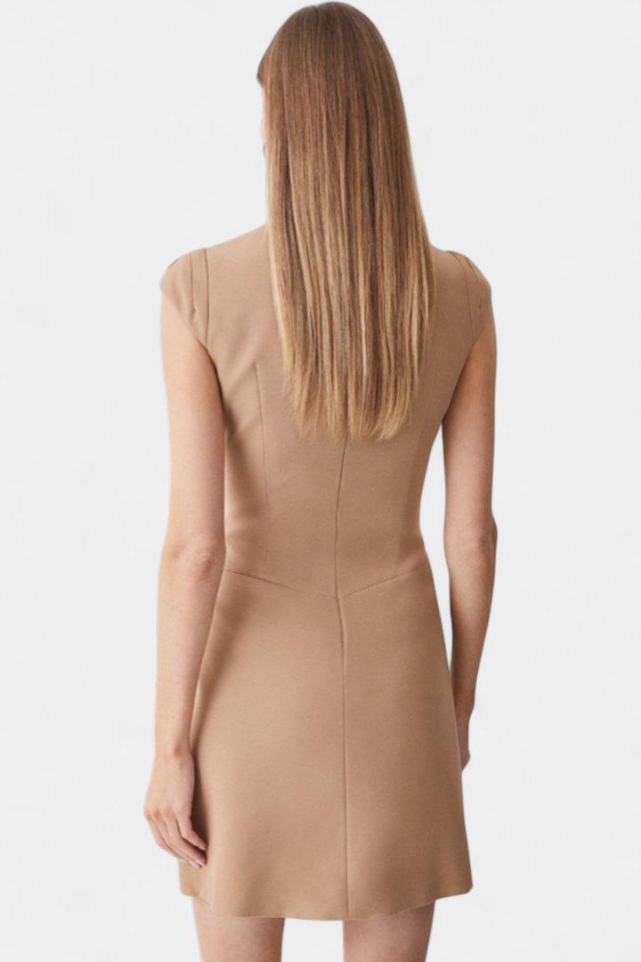 Mini Vestido Karen con Cuello Alto y Detalles Plisados