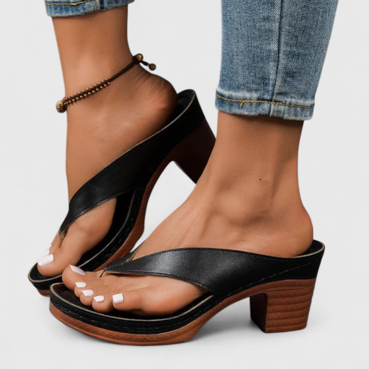 Bernarda™ | Sandalia de Tacón Bloque con Diseño de Tira entre Dedos