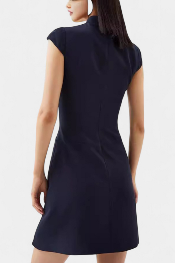 Mini Vestido Karen con Cuello Alto y Detalles Plisados