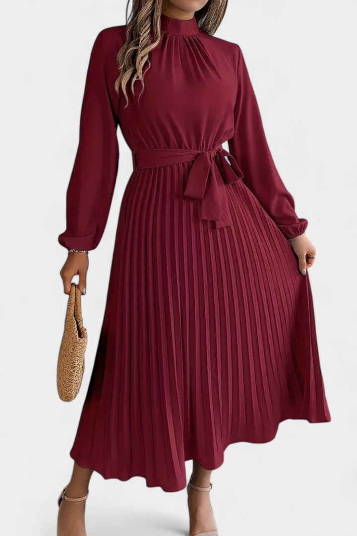 Vestido Theresa de Cuello Alto con Cinturón Plisado