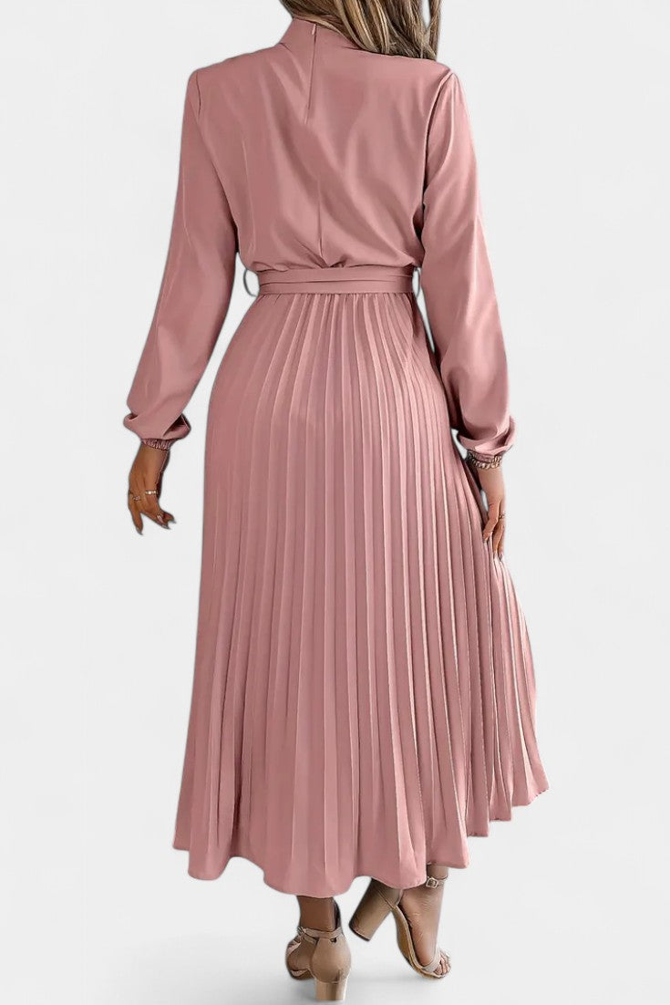 Vestido Theresa de Cuello Alto con Cinturón Plisado