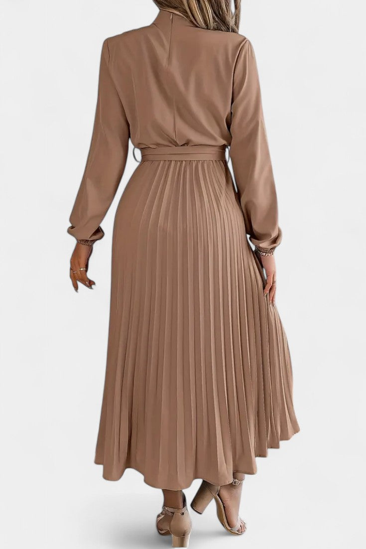 Vestido Theresa de Cuello Alto con Cinturón Plisado