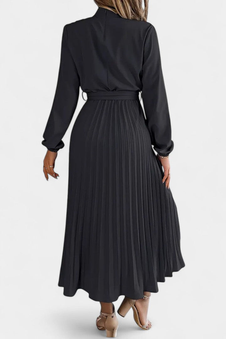 Vestido Theresa de Cuello Alto con Cinturón Plisado