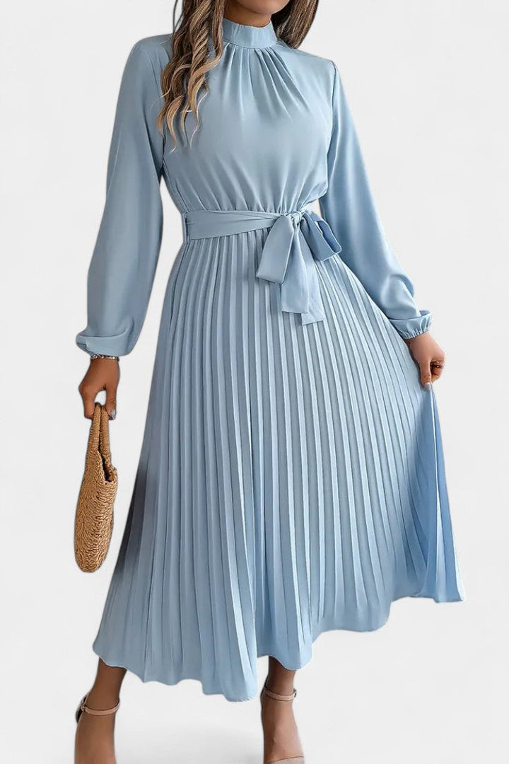 Vestido Theresa de Cuello Alto con Cinturón Plisado