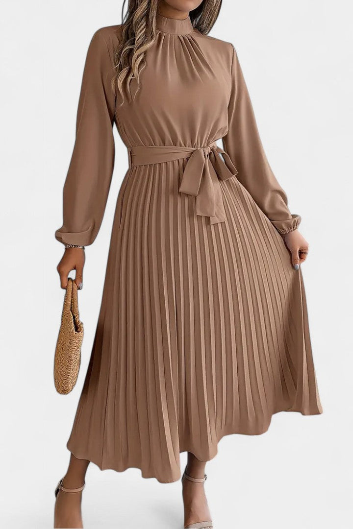 Vestido Theresa de Cuello Alto con Cinturón Plisado