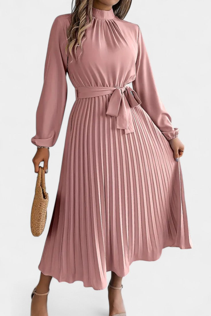 Vestido Theresa de Cuello Alto con Cinturón Plisado